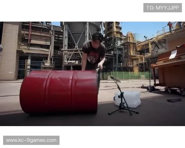 工地边玩游戏边打电钻 无厘头搞笑场面引人爆笑